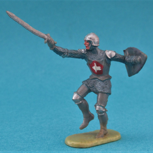 8939 4 Chevalier en armure frappant avec épée et bouclier (II b).
